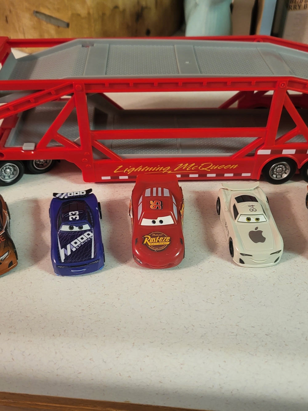 Disney Pixar Cars Mack Hauler Transporter Lightning McQueen Semi Truck With Cars
